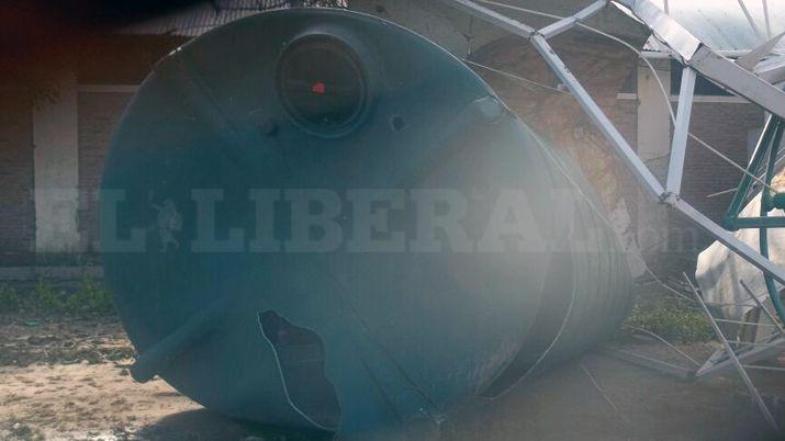 Seraacute reparado el tanque de agua que cayoacute en escuela de Fernaacutendez