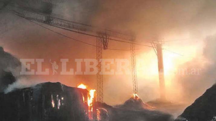 Añatuya- Bomberos tratan de sofocar incendio en una desmotadora