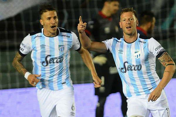 Atleacutetico Tucumaacuten ganoacute bajo la lluvia y tambieacuten es puntero 