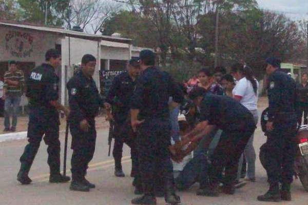 Violento incidente que terminoacute con 3 baleados entre ellos un policiacutea