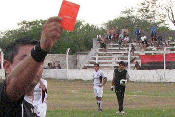 Esperoacute al aacuterbitro que lo expulsoacute del partido  y lo dejoacute inconsciente de un ladrillazo 