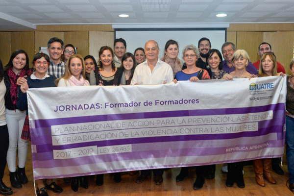 Santiaguentildeos participan en una jornada sobre violencia de geacutenero 