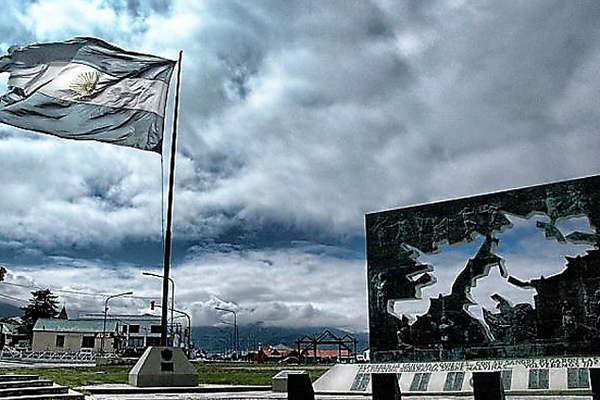 El vicecanciller britaacutenico llegoacute al paiacutes para relanzar el viacutenculo bilateral