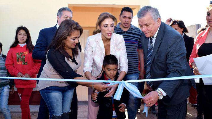 La Gobernadora entregoacute 100 moacutedulos habitacionales