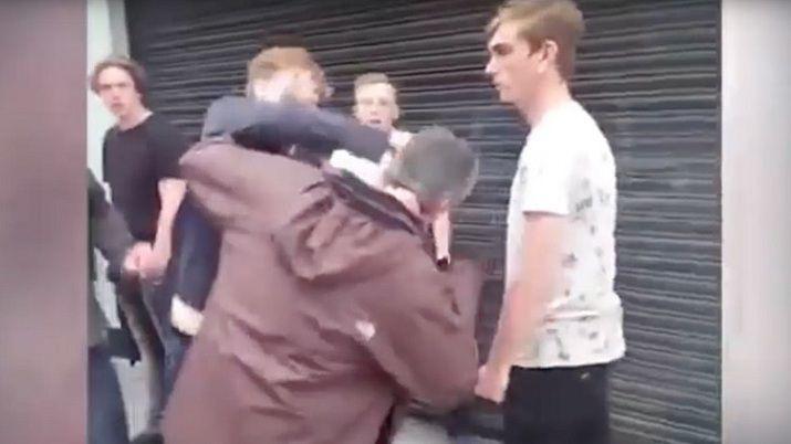 Video- Adicto apuntildeala a un joven en el cuello tras una discusioacuten