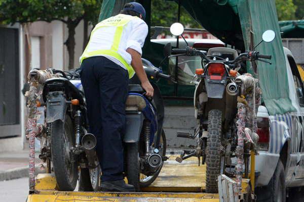 Secuestran un centenar de motos  por incumplir las normas de traacutensito