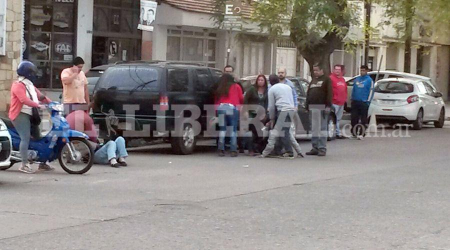 Violento choque entre una motocicleta y una camioneta