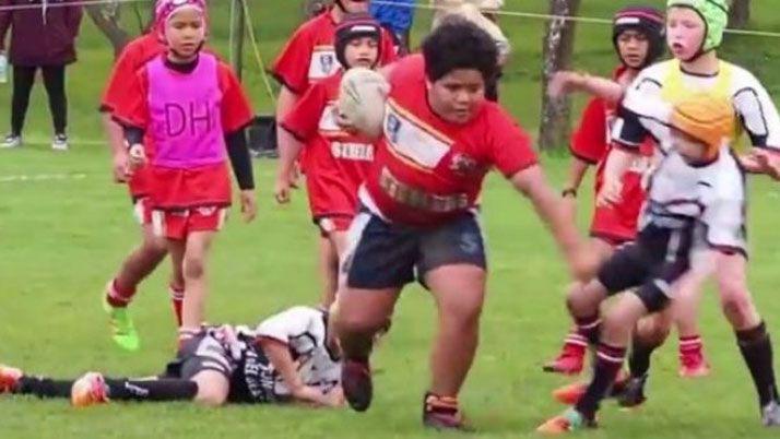 Pequentildeo rugbier de 9 antildeos hace la gran Nelson como en Los Simpson