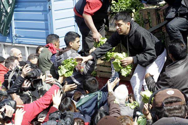 Productores protestaron regalando verduras  en la Plaza de Mayo