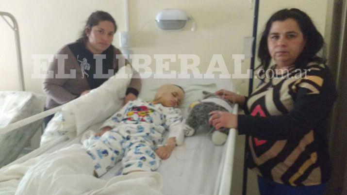 Gabriel Seniliani Castillo con su madre a la izquierda y su abuela a la derecha