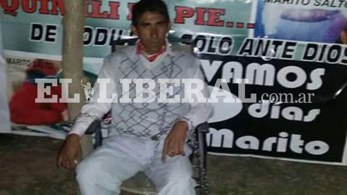 El papaacute de Marito Salto se encadenoacute de frente a la Comisariacutea de Quimiliacute