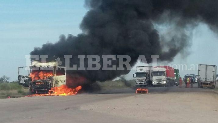 Un camioacuten se incendioacute en Malbraacuten y cortaron la Ruta 34