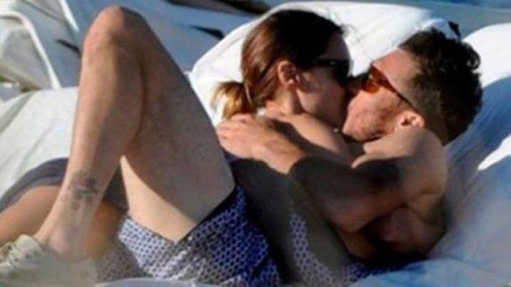 Pampita y Pico Moacutenaco a los besos en pleno Palermo