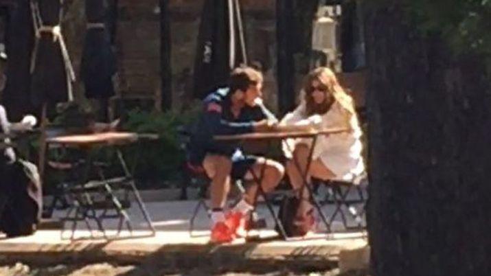 Pampita y Pico Moacutenaco a los besos en pleno Palermo