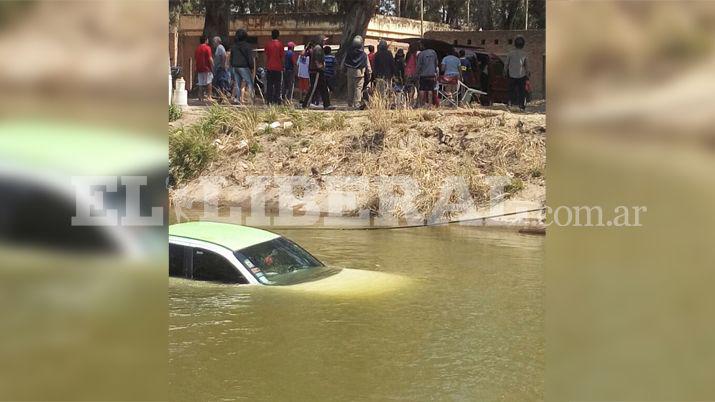 Quiso estacionar y cayoacute con su auto en el canal San Martiacuten