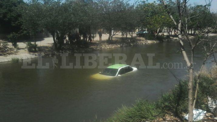 Quiso estacionar y cayoacute con su auto en el canal San Martiacuten