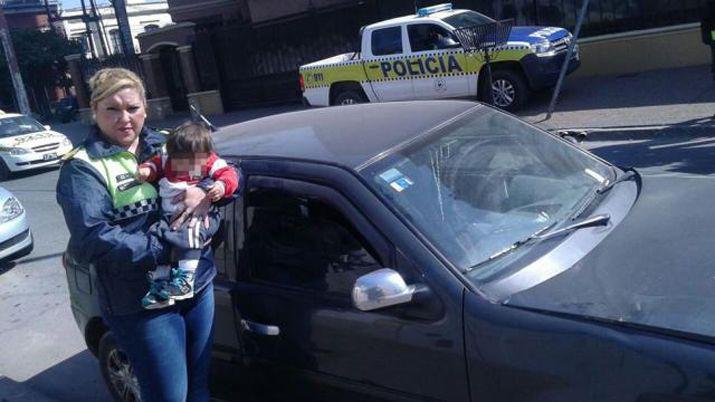 Dejoacute encerrado a su bebeacute en el auto y se fue a hacer un traacutemite