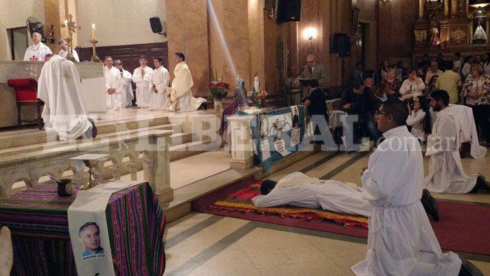 Mons Bokalic ordenó sacerdote a Hernn Oron