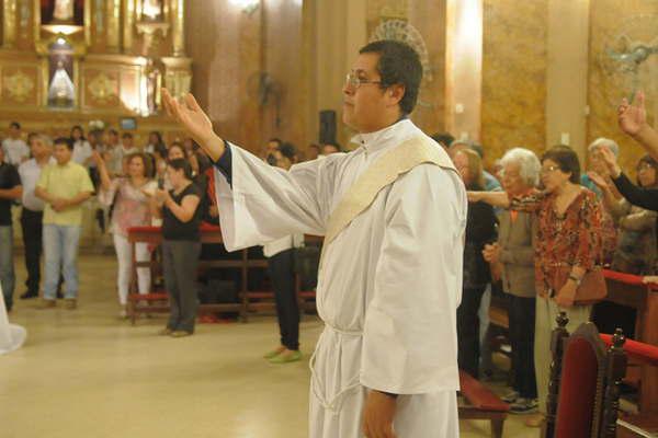 Mons Vicente Bokalic presidioacute la ordenacioacuten de un nuevo sacerdote en la Catedral Basiacutelica