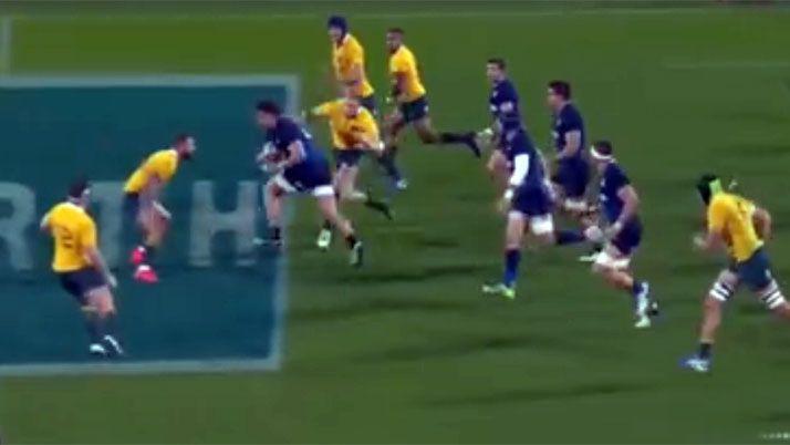 Impresionante sentada del santiagueño Facundo Isa a Quade Cooper