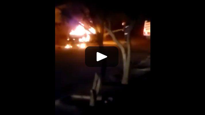 Video- revoltosos quemaron un auto y lesionaron a cinco policiacuteas