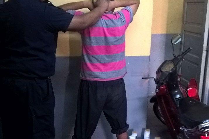 Robo una moto en una fiesta y luego lo atraparon cuando escapaba con mercaderiacutea de un super