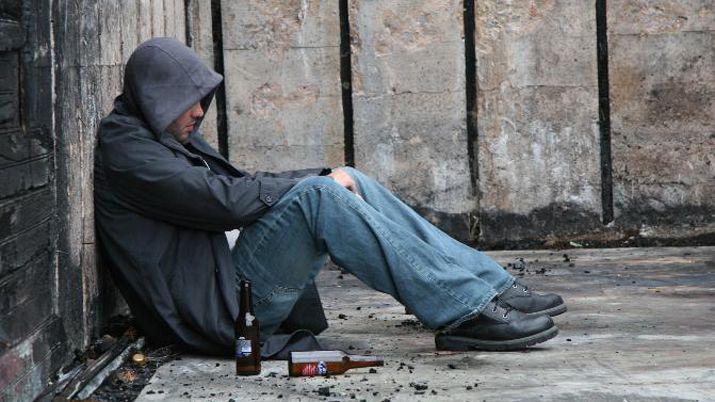 Golpeoacute y llamoacute p a su cuntildeada porque su hermano no estaba para ir a tomar