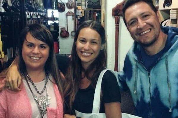 Pampita viajoacute con Moacutenaco