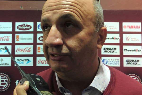 El presidente de Lanuacutes se enojoacute con Armando Peacuterez 