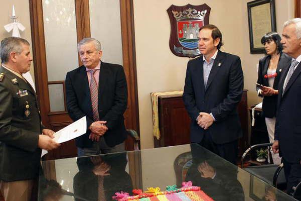 Hugo Infante recibioacute a autoridades de Gendarmeriacutea Nacional