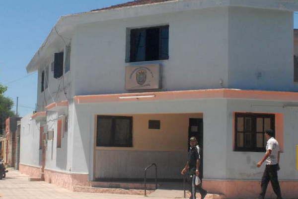 Amenazaron a duentildeo de polleriacutea con una tumbera y le robaron 3500