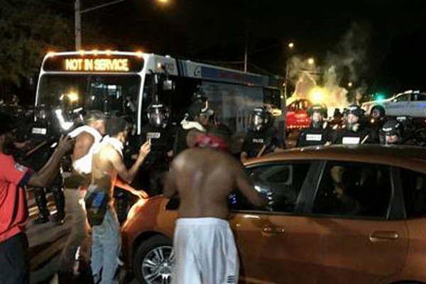 Policiacutea matoacute a otro negro y se agravan las protestas en los Estados Unidos