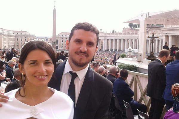 Pareja de santiaguentildeos recibioacute la bendicioacuten  del Papa en el Vaticano