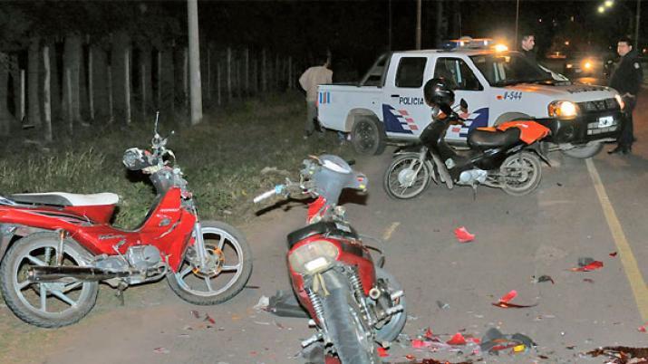 Choque frontal de motos dejoacute dos joacutevenes en grave estado