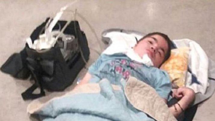 Perdieron su silla de ruedas y tuvo que pasar horas en el piso del aeropuerto