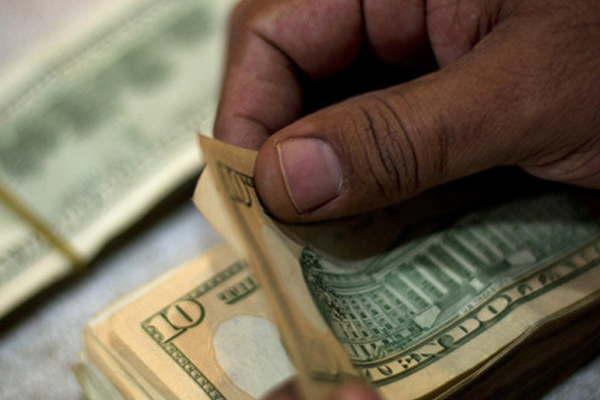 El dólar abre estable a 1541