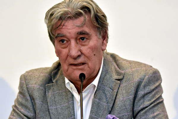 Armando Peacuterez- Siento que me quieren voltear 