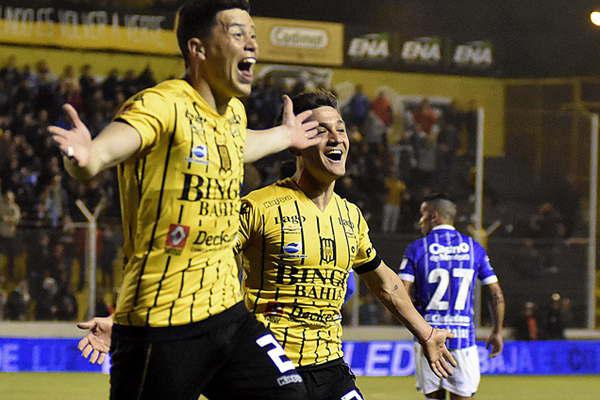 Olimpo goleoacute a Godoy Cruz y salioacute de la zona de descenso
