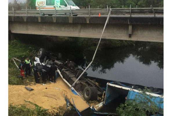 Perdioacute el control del camioacuten cayoacute a un arroyo y murioacute en el acto
