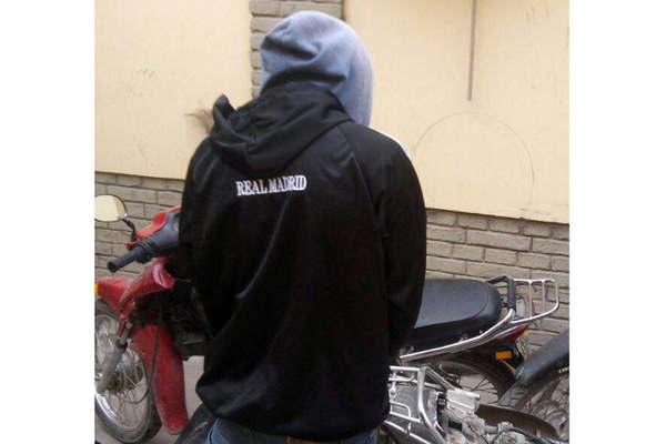 Sorprendieron a una adolescente y le sustrajeron el celular