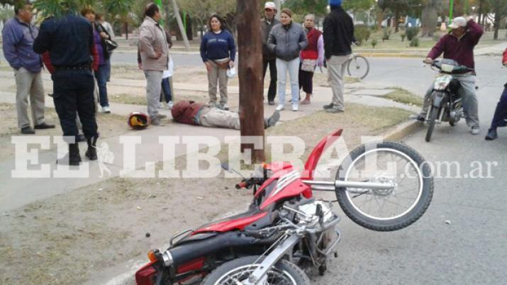 Motociclistas chocaron con un poste y uno estaacute internado en el Regional