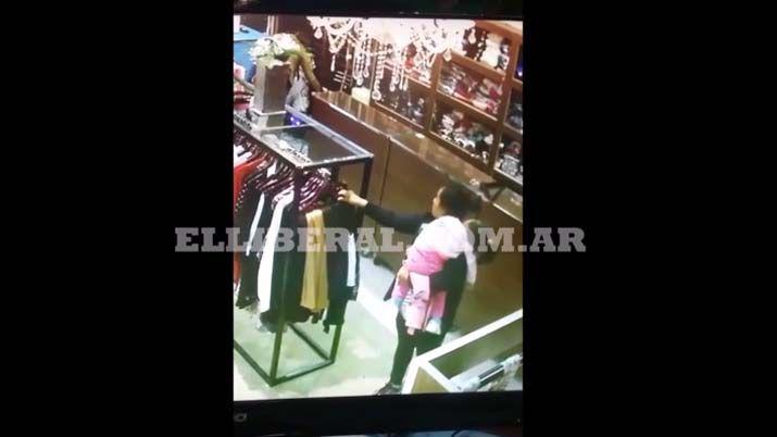 Video- Dos mecheras con una nena en brazos robaron en un local