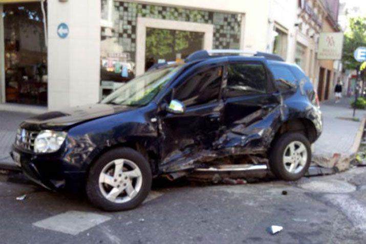 Terrible accidente entre una topadora y una camioneta