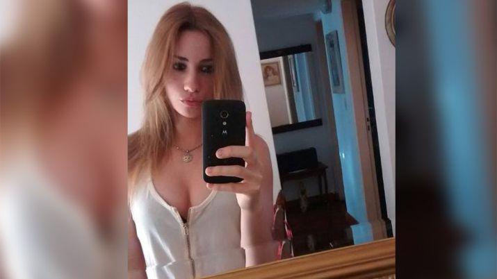 Se conocieron fotos de la promotora del video con los dos pilotos