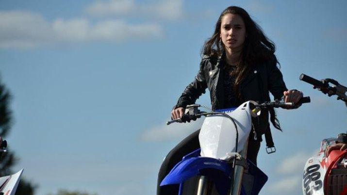 Se conocieron fotos de la promotora del video con los dos pilotos