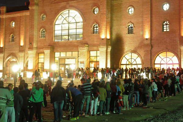 Largas colas para viajar a bordo del Tren al Desarrollo