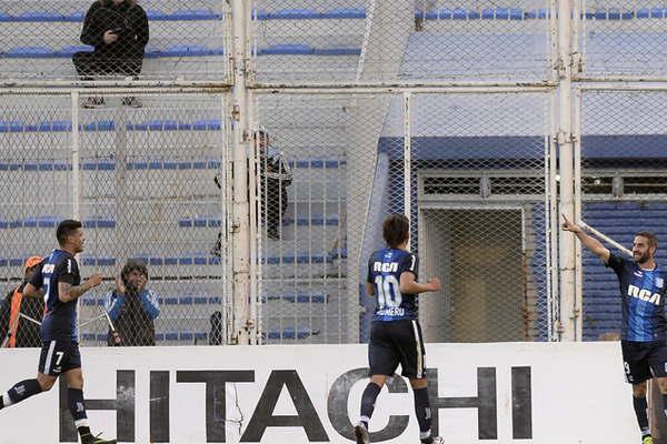 Racing aplastoacute a Veacutelez en el Amalfitani