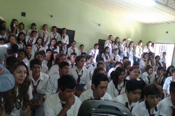 Dictaron variadas charlas para estudiantes secundarios de la escuela de Villa Riacuteo Hondo