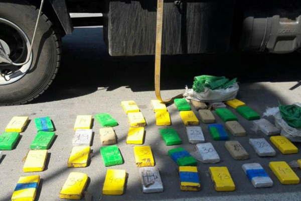 Incautaron 47 kilos de cocaiacutena disimulados en  un camioacuten de verduras