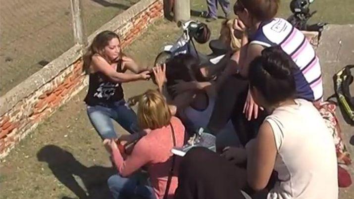 Mamaacutes se pelearon ferozmente durante partido de fuacutetbol infantil